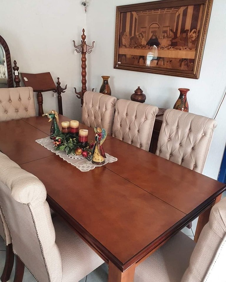 Comedor de madera con un centro de mesa para 8 personas 