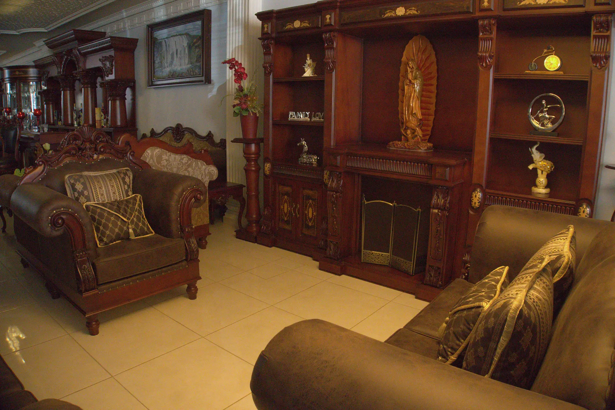 Sala de estar con un gabinete y dos sillones